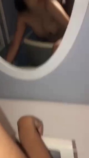 Bé An 2k4 khoe dáng nuột nà trong tư thế doggy trước gương