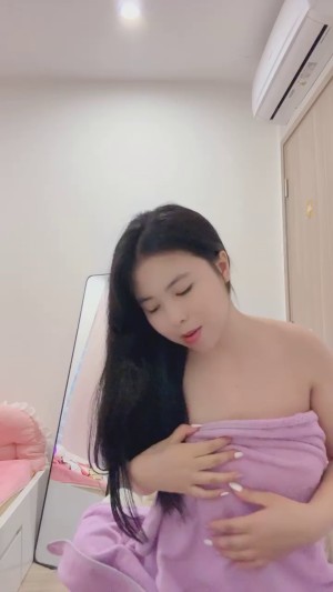 Hường Heu lộ clip livestream show hàng khiêu gợi