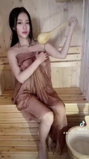 Em Gái Tắm Xông Hơi Mặc Áo Lụa Trong Suốt Nhìn Xuyên Thấu Bên Trong